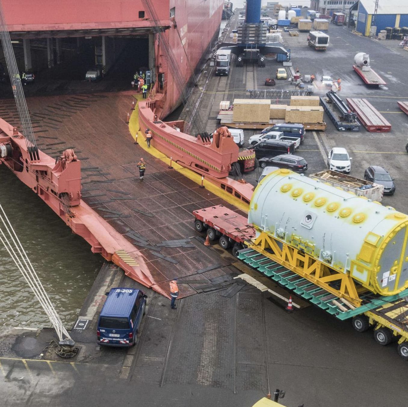 Hàng Quá Khổ Đi Đường Biển Được Vận Chuyển Bằng Container Nào?
